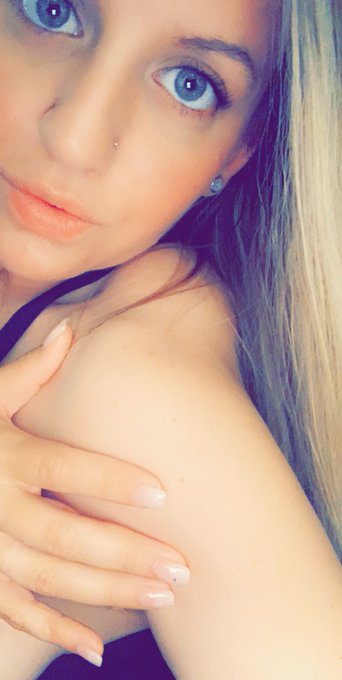 heyyy 💋 sale on my premium snapchat tonight! 😉 https://t.co/4F1uiHFvcu