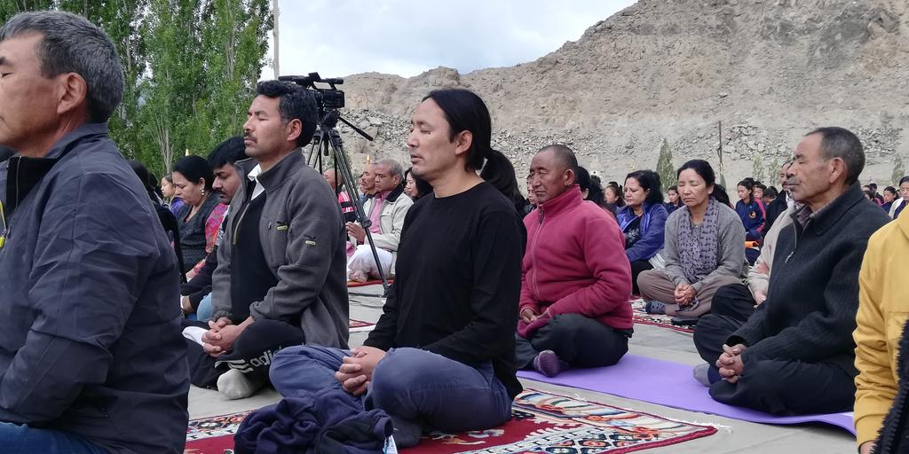 MIMCLadakh's tweet photo. After more than one and half hour long #Yoga session, an insightful meditation session is being led by respected Brahmarshi Patriji of @PSSMovementorg

#YogaDay2019
@prasarbharti @narendramodi @MPLadakh @kunzangleh https://t.co/6GrHz6rQMw