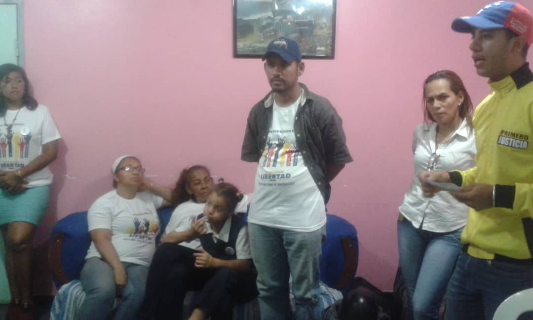 jonathanpetareN's tweet photo. Desde @Pr1meroJusticia Promovemos la organización en cada rincón de nuestras comunidades, hoy conversamos y juramentamos Otro Comité de Ayuda y Libertad en #PetareNorte junto a @alvispasion y @irisbel @yunersy.
#OperacionLiberad @ActivismoPJ https://t.co/ku0i5ylcNV