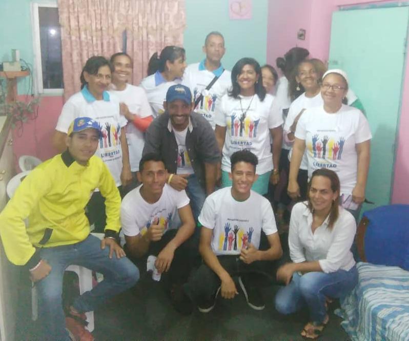 jonathanpetareN's tweet photo. Desde @Pr1meroJusticia Promovemos la organización en cada rincón de nuestras comunidades, hoy conversamos y juramentamos Otro Comité de Ayuda y Libertad en #PetareNorte junto a @alvispasion y @irisbel @yunersy.
#OperacionLiberad @ActivismoPJ https://t.co/ku0i5ylcNV
