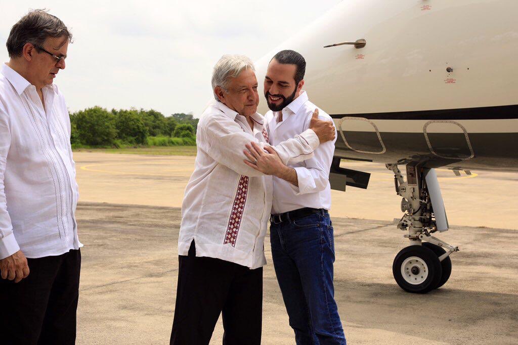 nayibbukele's tweet photo. Este día, nuestro país recibió del Gobierno de @lopezobrador_ y del pueblo mexicano, una cooperación de 30 millones de dólares, para llevar empleo y oportunidades a nuestras zonas rurales y reducir la migración, de la manera correcta.

🇸🇻 🇲🇽 https://t.co/Qlv97DcyiL