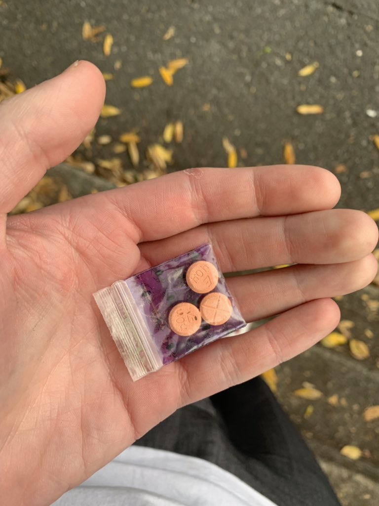 dhoov206's tweet image. Can’t get more Seattle than this... 🤦🏻‍♂️ #LostnFound #30instantaddy #TechLyfe