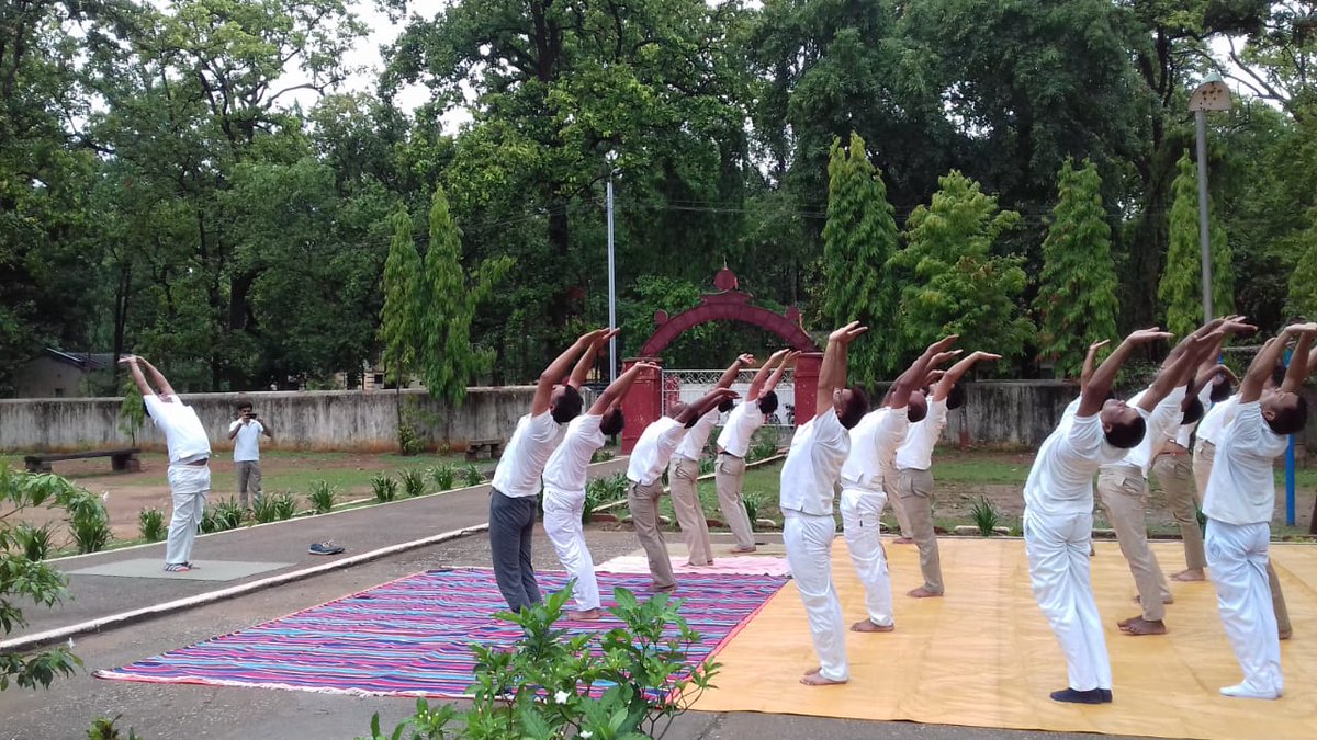 rpfpostjdb's tweet photo. Today officers &amp; staff of Jagdalpur celebrated the international yoga day. https://t.co/DIURT3wiv7