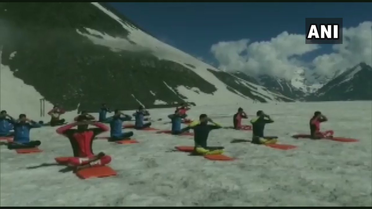timesofindia's tweet photo. #InternationalDayofYoga #YogaDay

Indo-Tibetan Border Police (ITBP) personnel performed Yoga at Rohtang Pass 

Track Live Updates: https://t.co/4jThfsYKVV

(Photos: ANI) https://t.co/UVA3nxjSFP