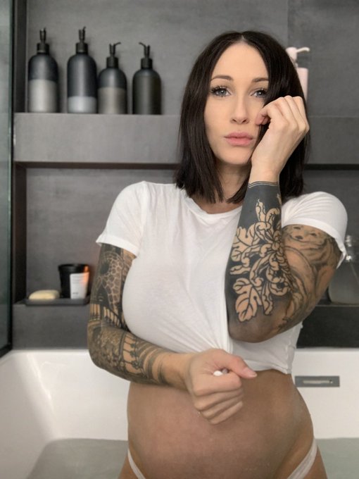 Hi. Wet t shirt tonight, anyone? https://t.co/qN29WBlU1t https://t.co/FIk4mOSF7l