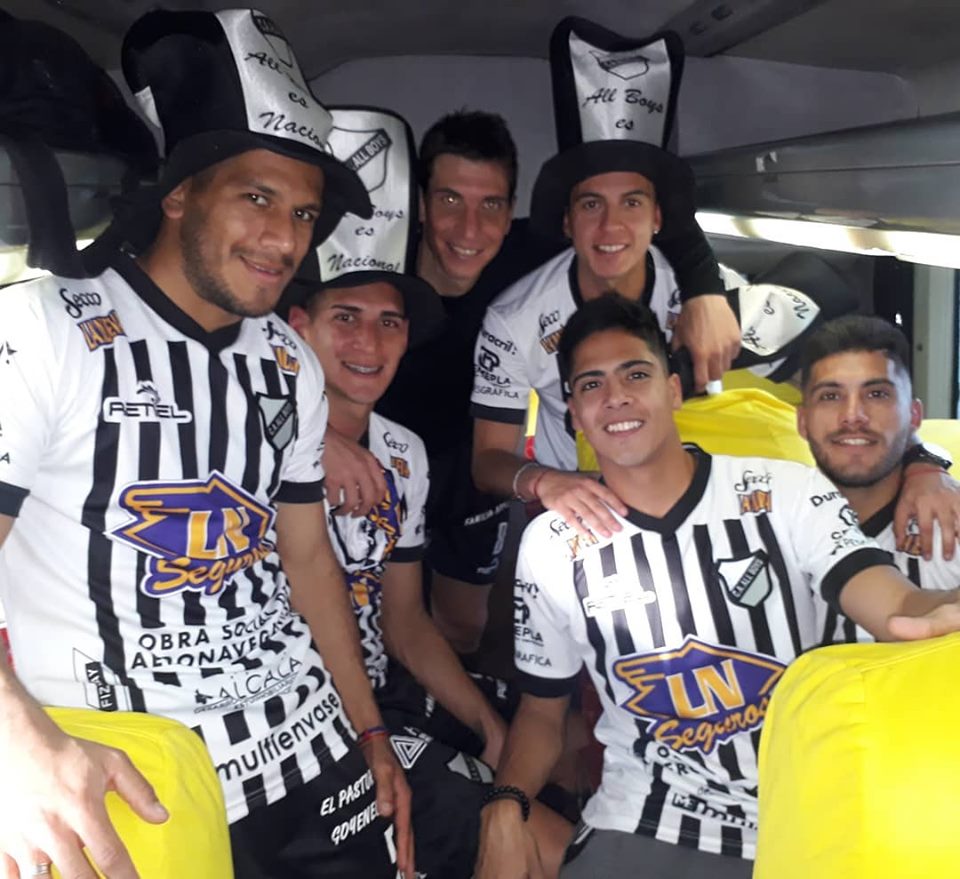 Sb_Palacios's tweet photo. #TXEM - ex #GodoyCruz
El volante, Ricardo Rosales, logró el ascenso al #NacionalB con la camiseta de #AllBoys tras vencer a #SanTelmo por 4-3 en el global. En el Candombero, Cesar Carranza ingresó en el complemento en ambos encuentros. https://t.co/qRF2Iv5J3K