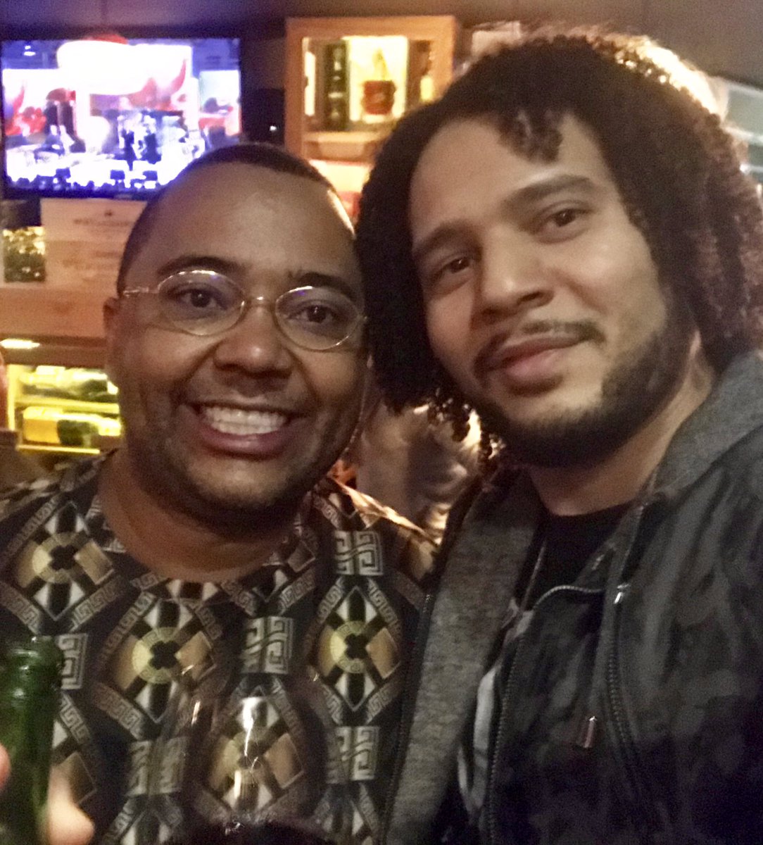 Arthurfreestyle's tweet photo. Ontem o “Baile das Antigas” foi sensacional no AkBar, Salve Dudu Nobre que chegou pra prestigiar essa super festa e tirar uma onda com a gente, tamojunto!

#arthurfreestyle #dudunobre #rap #samba #bailedasantigas #akbar #vilamadalena #festa #blackmusic #sambarap #disco #balada https://t.co/Yt6qgzZaLR