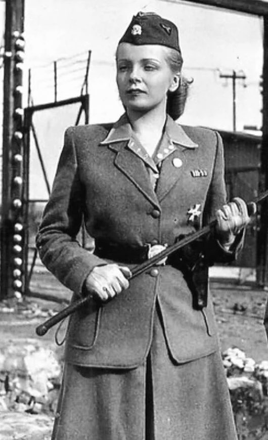 волчица сс эльза ильза. надзирательница в концлагере ирма грезе. надзирательница освенцима ирма грезе. карл кох и ильза кох. ильза волчица сс.