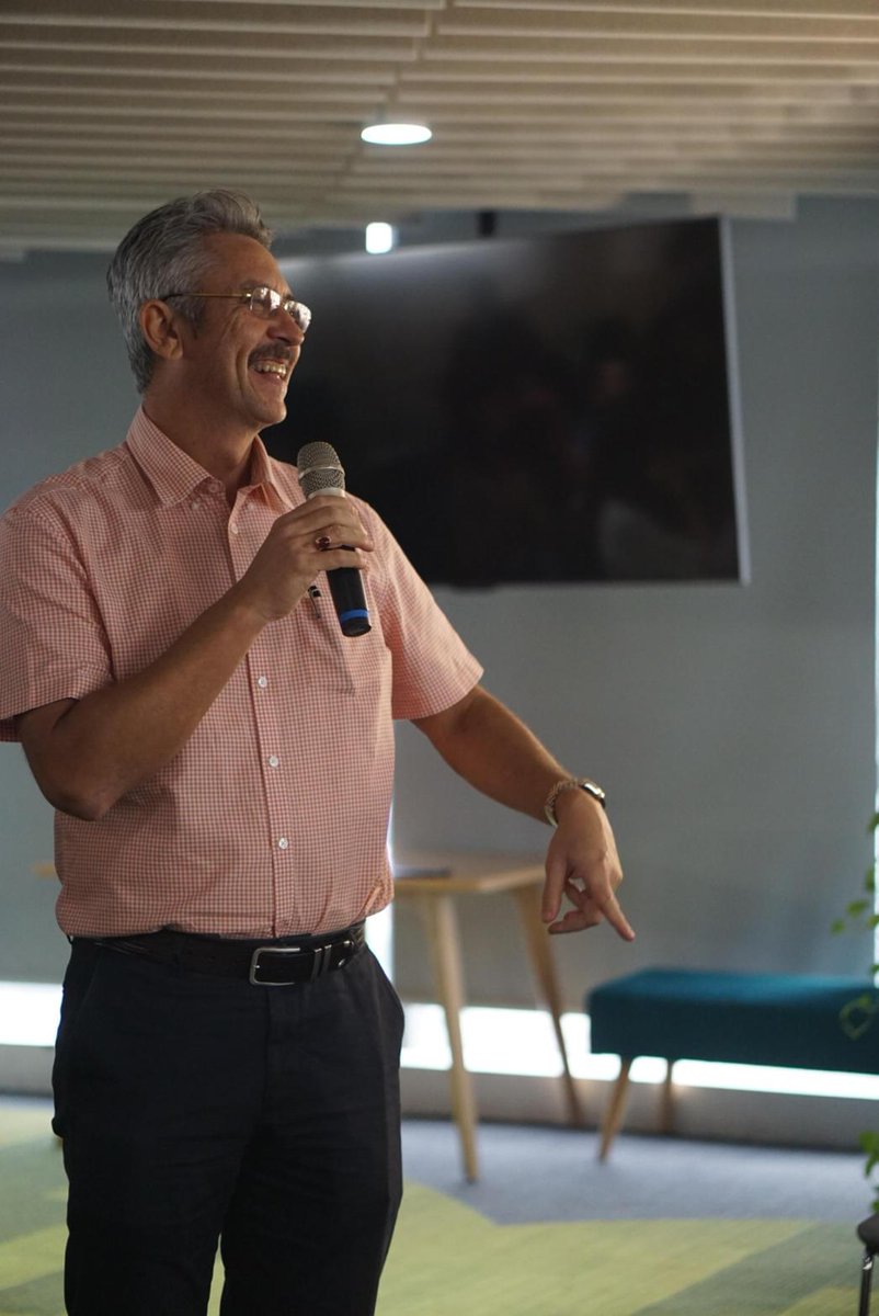 OracleCareers's tweet image. The many talents in the #OracleMY office closed
the financial year last Friday with a mini concert—so much joy and laughter ensued! #lifeatOracle #ExploreOracle