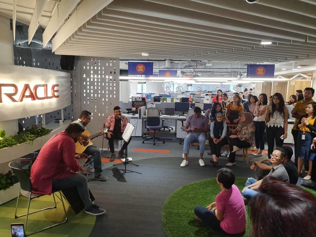OracleCareers's tweet image. The many talents in the #OracleMY office closed
the financial year last Friday with a mini concert—so much joy and laughter ensued! #lifeatOracle #ExploreOracle