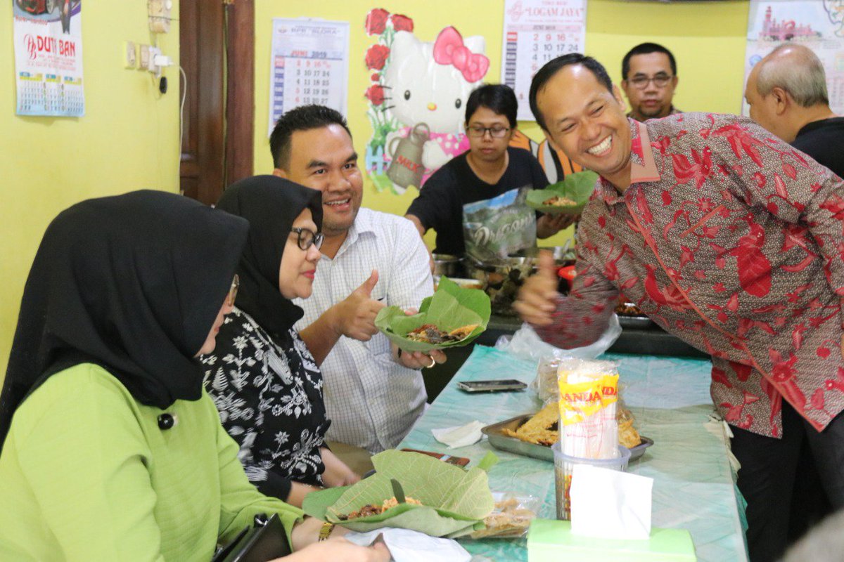 AriefRohman_838's tweet photo. PECEL PINCUK GODONG JATI DAN KOPI KOTHOK SANTAN KHAS BLORA

Berkunjung ke Kabupaten Blora rasanya belum afdol jika belum berkuliner khas Blora. Selain sate dan lontong tahu, sego (nasi) pecel pincuk godong jati dan kopi kothok santan juga tak kalah lezatnya. https://t.co/ULCZQjLNHj