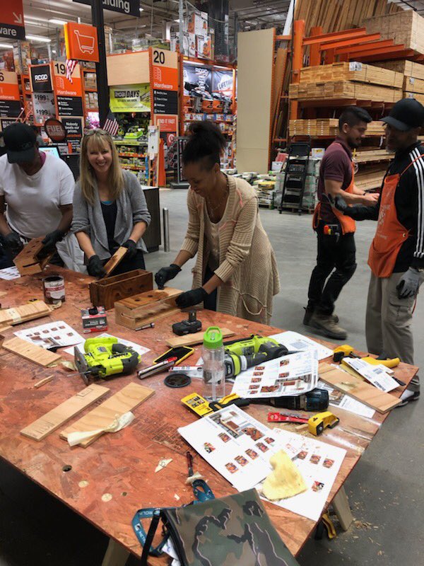 Our customers loving our DIH workshop! #teamladera #connectingwiththecommunity ⁦@HDSiobhanHarden⁩ ⁦<a href="/JohnSickinger/">John Sickinger</a>⁩ ⁦@HomeDepot1061⁩ ⁦<a href="/HugoLD79/">Hugo Diaz</a>⁩