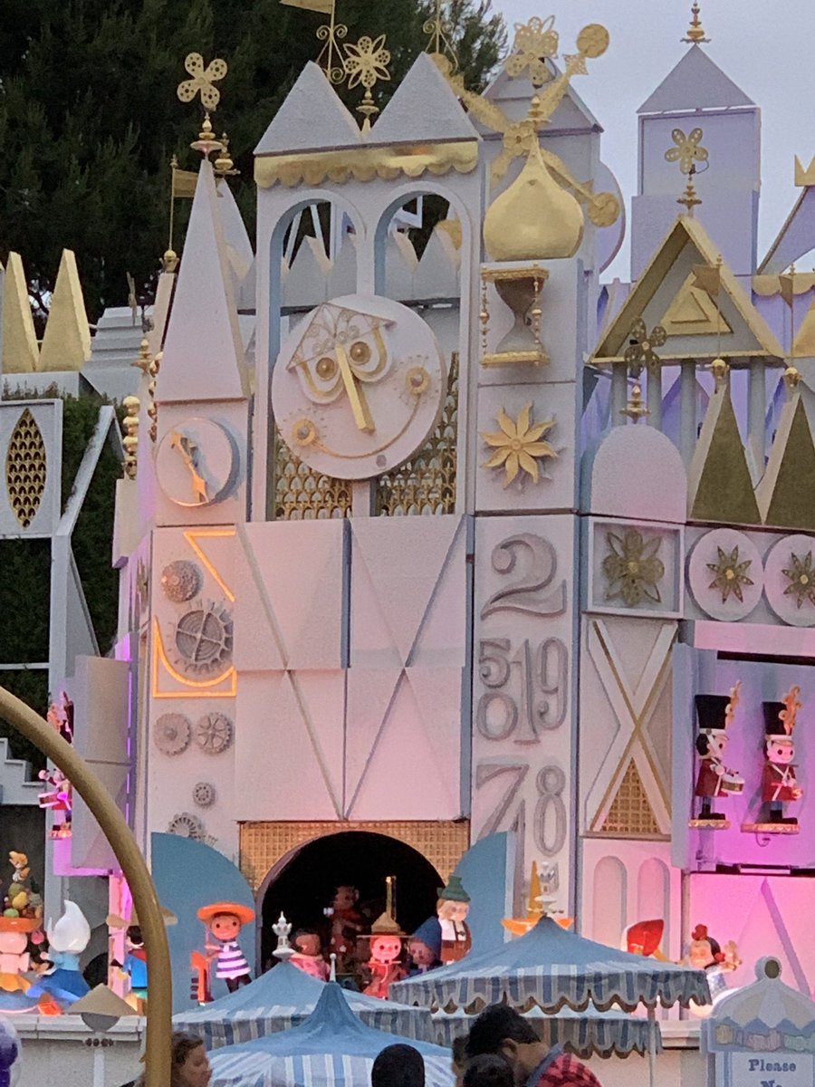 jenna_haynam's tweet photo. It’s a small world at night... so pretty!! #itsasmallworldafterall #disneyland #nighttimefireworks #colorsofthenight https://t.co/PR9pkNVsRu