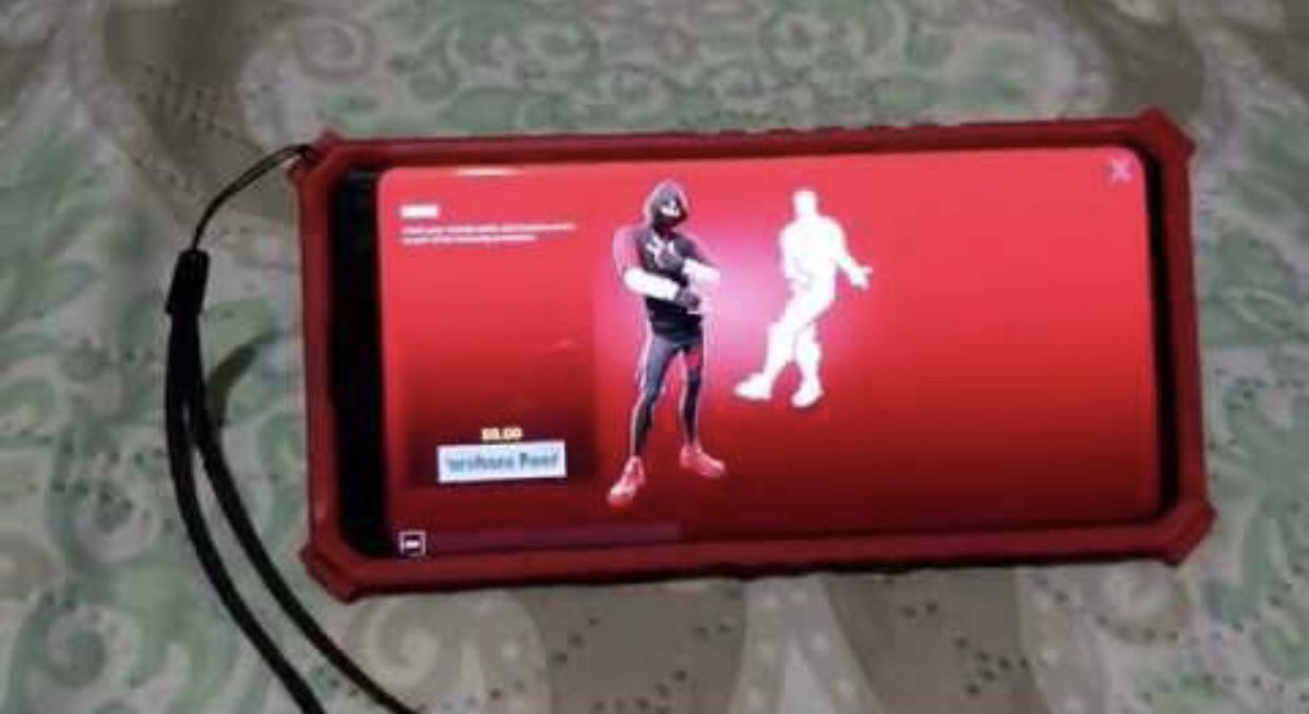PedroproAl's tweet photo. Eu jogo fortnite e peguei a skin exclusiva do s10 no celular do meu primo, entao eu comprei o s10 e agr vou dar a skin para um player verdadeiro que tenha o passe de temporada 4 , 3 ou 2 , quem quiser só me chamar na dm e mandar fotos das skins #fortnite. #ikonik #ikonikskin https://t.co/LRfqWRyvfx