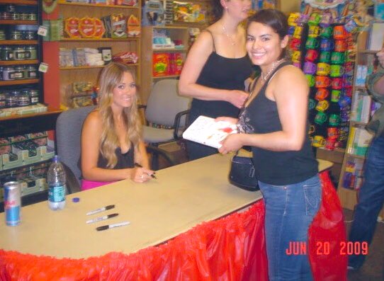 _mayrazed's tweet photo. Here’s a #TBT from exactly 10 years ago! Met @LaurenConrad at @AndersonsBkshp on 6.20.2009! I was so excited 🤩 #LACandy #LaurenConrad #AndersonsBookshop https://t.co/QlWgdgkznD