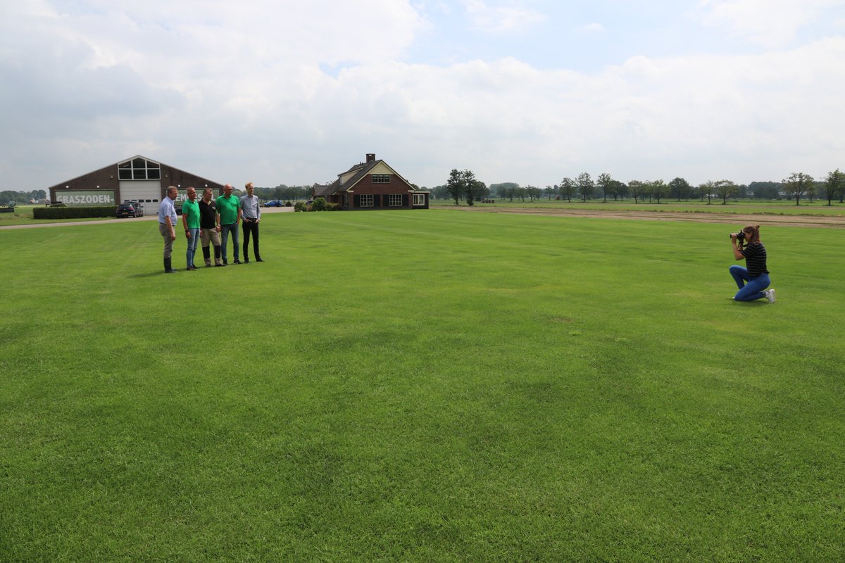 <a href="/AdvantaNL/">Advanta</a> en <a href="/dcmnederland/">DCM Nederland</a> op de gevoelige plaat vastgelegd bij Gramefo Graszoden Eemnes door <a href="/VakbladHovenier/">De Hovenier</a> voor verslaglegging van Nationale Demodag Hoveniers 🖼️