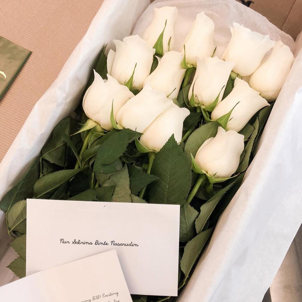 Send her flowers just because... You don't need to wait for that special occasion. You pick the roses, we deliver.   📸:<a href="/sabrinansrdn/">Sabrina</a>
#RosesOnlyUK⁣ soo.nr/QlII