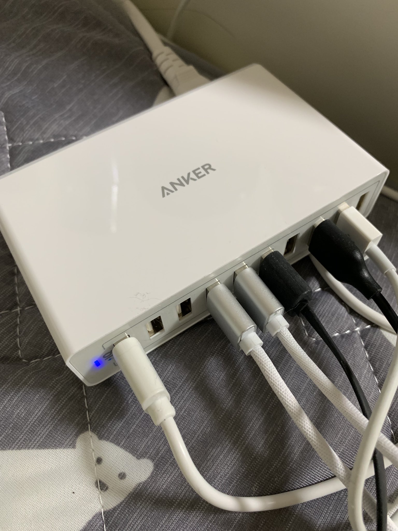 Anker Japan お知らせ 6月18日にsnsにて弊社のusb急速充電器 Anker Powerport 10 が発火した旨のご報告を頂きました 被害に遭われたお客様をはじめ 多くの方にご心配をおかけしておりますことを深くお詫び申し上げますと共に 現在の対応状況をご報告