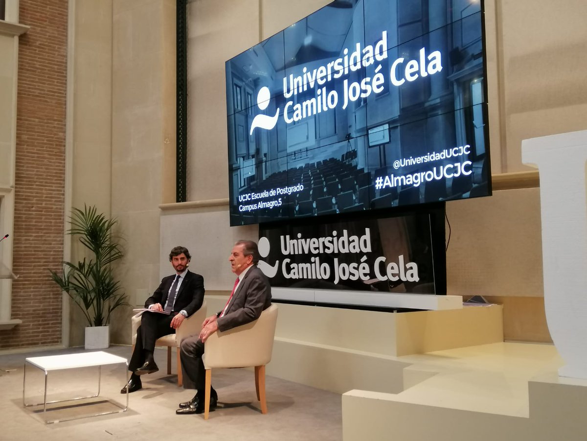 cigmapucjc's tweet photo. El expresidente de Chile Eduardo Frei expone sus reflexiones a los alumnos en la jornada de clausura de la Simulación de Gobierno 2019, organizada por @masterpolitica y @cigmapucjc de @universidadcjc , entrevistado por el profesor y consultor @eduardoglezvega #SimGob19 #ComPol https://t.co/8aXGKaf29i