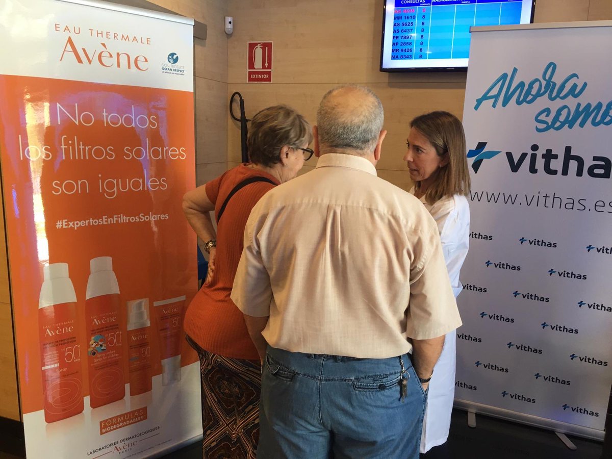 TSNESevilla's tweet photo. Nos preocupa tu piel, y por eso hoy estamos asesorando a todas las personas que se acercan a nuestro #CentrodeEspecialidades @Vithas #Salud #San #Bernardo cómo cuidar tu piel durante el #verano para evitar #cancerdepiel https://t.co/jp2pNEoOpj