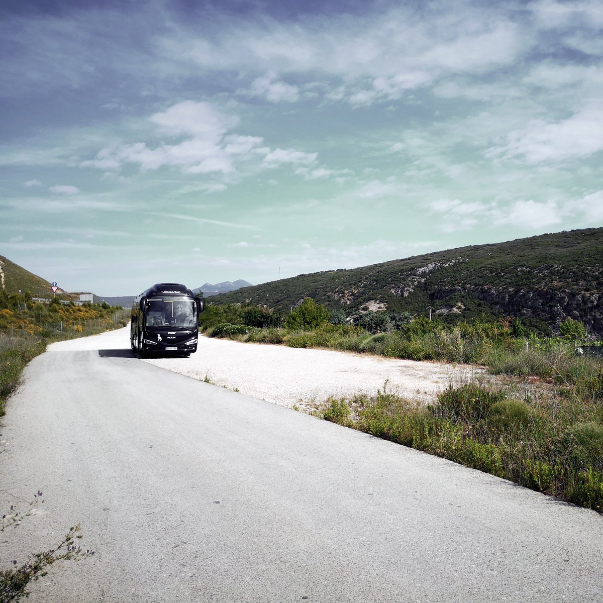 autocaresdavid's tweet photo. Hoy nos hemos trasladado hasta la Villa Romana de Liédena con Emilio al volante de nuestro #BUS72, para conocer los restos romanos del pozo, los muros de la villa y una sucesión de losas que invitan a retroceder en el tiempo e imaginar cómo vivieron los romanos en aquellos años. https://t.co/Odn7YHTuQo