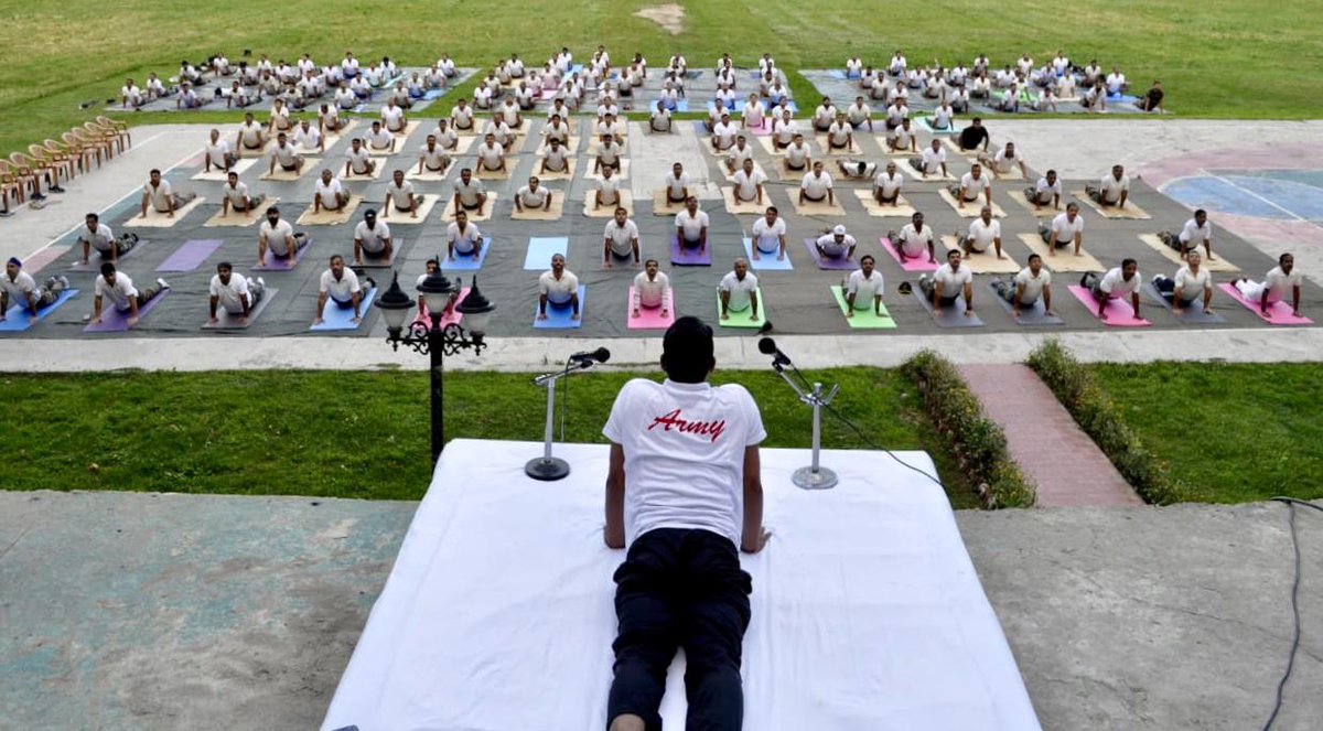 ChinarcorpsIA's tweet image. #Healthymind, #Relaxedbody &amp;amp; #Sharpfocus key to keep ahead on the learning curve. #ChinarCorps soldiers investing time practicing asanas on #IDY2019 at BB Cantt #Srinagar
“Journey of self, through the self, to the self”
#YogaDay2019 
#योगदिवस #अंतर्राष्ट्रीय_योग_दिवस #YogaForAll