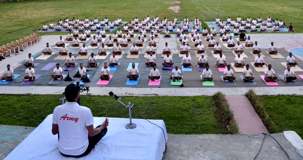 ChinarcorpsIA's tweet image. #Healthymind, #Relaxedbody &amp;amp; #Sharpfocus key to keep ahead on the learning curve. #ChinarCorps soldiers investing time practicing asanas on #IDY2019 at BB Cantt #Srinagar
“Journey of self, through the self, to the self”
#YogaDay2019 
#योगदिवस #अंतर्राष्ट्रीय_योग_दिवस #YogaForAll