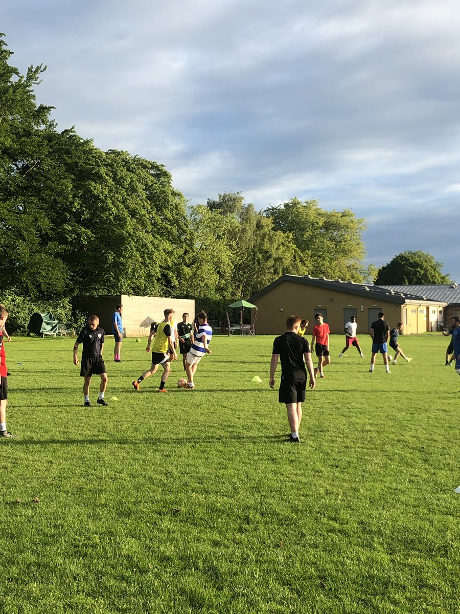 Dan__Daly's tweet photo. Always have your balls out in preseason! ⚽️⚽️

A great turnout @chinnorfc this week. Good early blow out for the lads, great attitude from everyone. Next week we go again... 

Players looking for a new challenge this season pls DM me or contact the club.

#UsAgainstTheRest🔵🔵👊🏼 https://t.co/fNQcYZhRAO