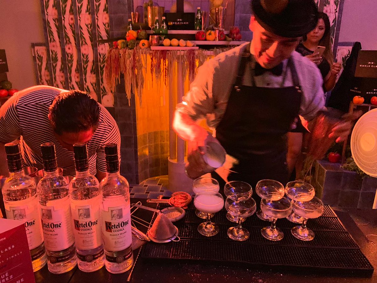 FoodandTravelMX's tweet photo. El tercer finalista fue “El Chulo” por David Quiroga con Don julio Reposado, licor St Germain, jerez Tío Pepe, y twist de limón. “The last one“ fue el coctel de Josué Ramírez elaborado con Ketel One, leche de soya, jugo de manzana y un toque de jarabe de vainilla. #worldclassmx https://t.co/WJ71i6VWjB