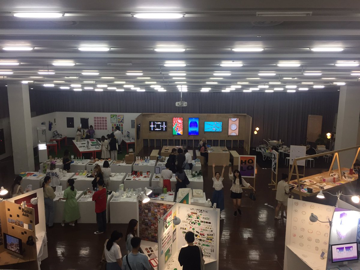 오늘(금),토,월은 오전 10시부터 8시까지! 일요일(23)은 전기점검 때문에 오후 3시부터 관람 가능합니다😢 화(25)일은 오후쯤부터 철거가 진행되오니 서둘러 와 주세요! 
#이시졸 #이대시디졸전 #시각디자인전공 #관람가능시간 #관람안내 #졸업전시 #졸전