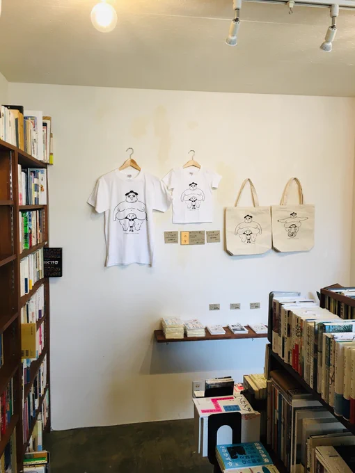 御堂筋線・緑地公園駅すぐのblackbird books（@blackbirdbookjp）さんで、今日から７月末まで拓太郎コーナーを作っていただいています！先ほどお手伝いしてきました。

絵本「たぷの里」は7/21頃発売です。ブ… 