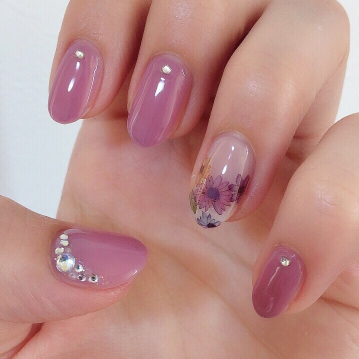 100均のフラワーシールが可愛い。
現場からは以上です。
#selfnail #selfgelnail #セルフネイル #セルフジェルネイル