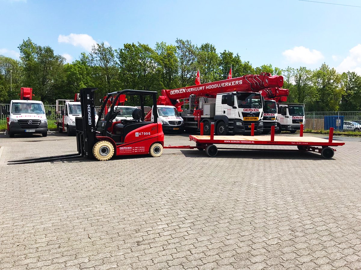 Nu te huur bij Gerken: Platte wagen, ideaal voor achter de heftruck. 5m lang en 2m breed, laad vermogen 5ton. Vierwielbesturing voor bijzonder kleine draaicirkel, met kogeltrekhaak of Rockinger koppeling beschikbaar.

#Heftruck #Hoogwerkers #Internetransport #Accu # Amsterdam