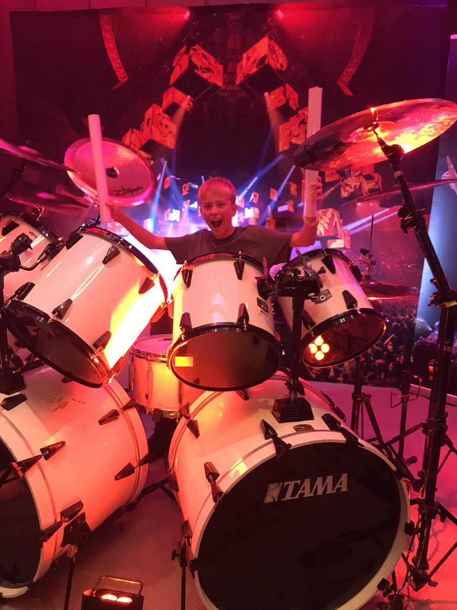 Made a young mans memory’s today. Thank You guys for making a young fan feel special #MetInLondon