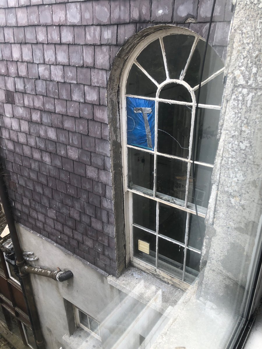 holdingthe_line's tweet photo. #68of365 of 2019. The elegance of this rear return. Slated clad walls are unusual in Dublin anyway but especially unusual on a rear return. Love the round headed window too! #conservation #historicwindow #slate https://t.co/DXLevpP1mS
