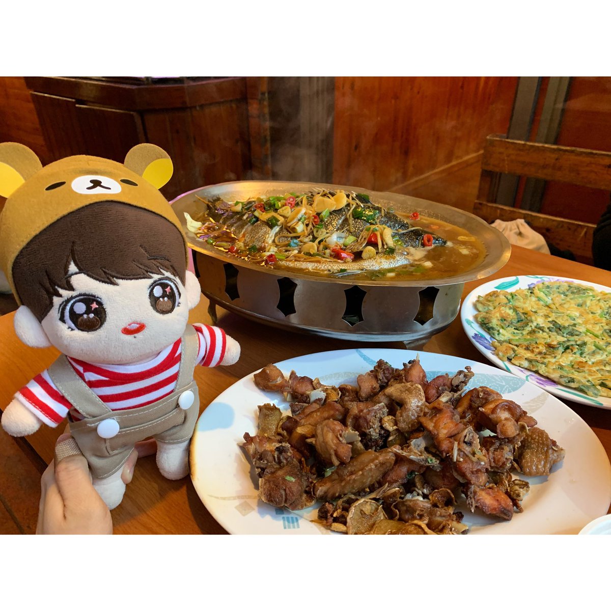 mylittlekv's tweet photo. 星仔征服阿里山🏞之旅 part.2
阿里山🏞
星仔:媽媽~這裡有郵局🏤和火車🚞好漂亮☺️
媽媽(我):還有很美的風景與大樹🌳要好好保護環境哦!
星仔:好呀!但可以先吃飯嗎?這裡的菜都很新鮮😋
#방탄소년단 #jungkook #전정국 #田柾國 #btsdoll #별국이 #starkook #星仔星級老母 #防彈少年團 #bts https://t.co/CEoOi0uSJG