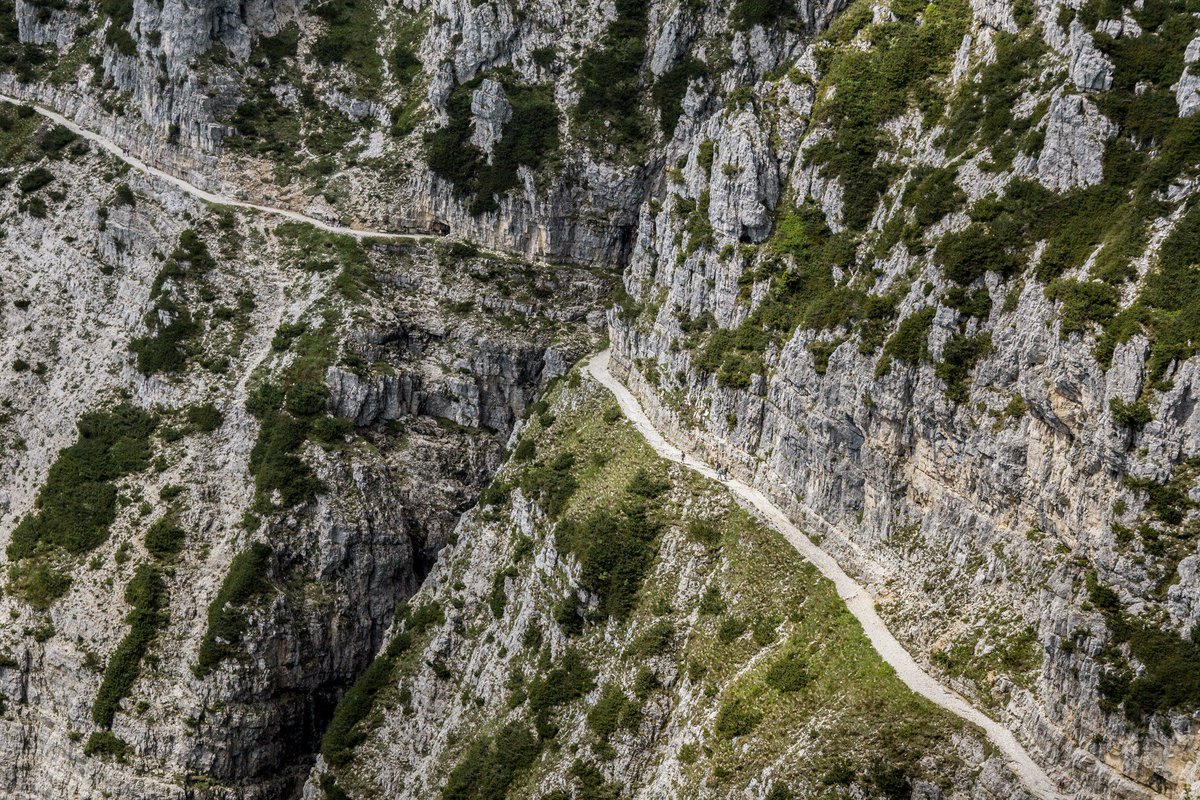 THE BEST OF DOLOMITES STORIES #38
“6 febbraio 1917. Oggi iniziano i lavori. La mia gestazione durerà quanto una gravidanza. Da febbraio a novembre del ’17, la 33° Compagnia, costruirà una strada che si arrampicherà lungo il fianco del Pasubio..." 
bit.ly/2Wz5eUI