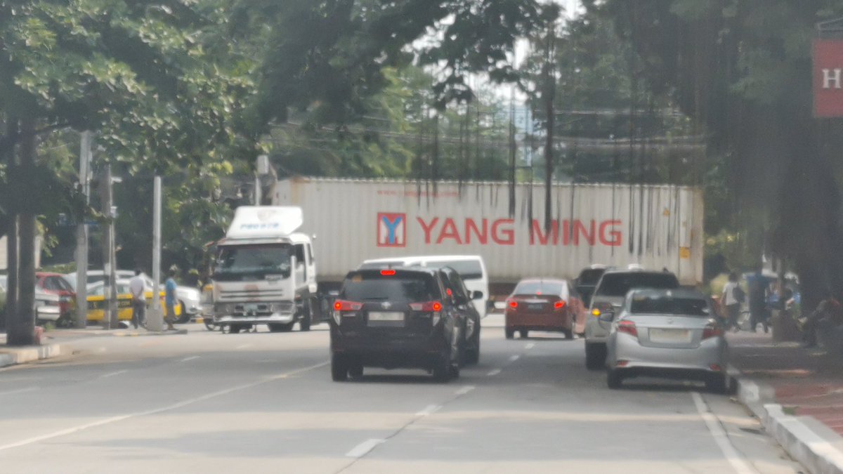 Yobej's tweet photo. @MMDA look at this! At mother ignacia https://t.co/1yNpRJ5UoL