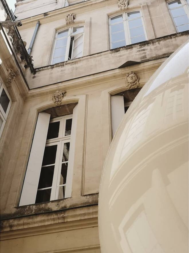 jc_keller's tweet photo. À chaque heure, le soleil tourne et révèle de nouveaux reflets de la cour de l'Hôtel de Griffy sur l'immense sphère gonflable suspendue ✨
#sphere #surmesure #eventl #design #gonflable #art #architecture #frencharchitects #reflet #coraliecasanova #favmtp2019 #monument https://t.co/BIWgLeHnkO
