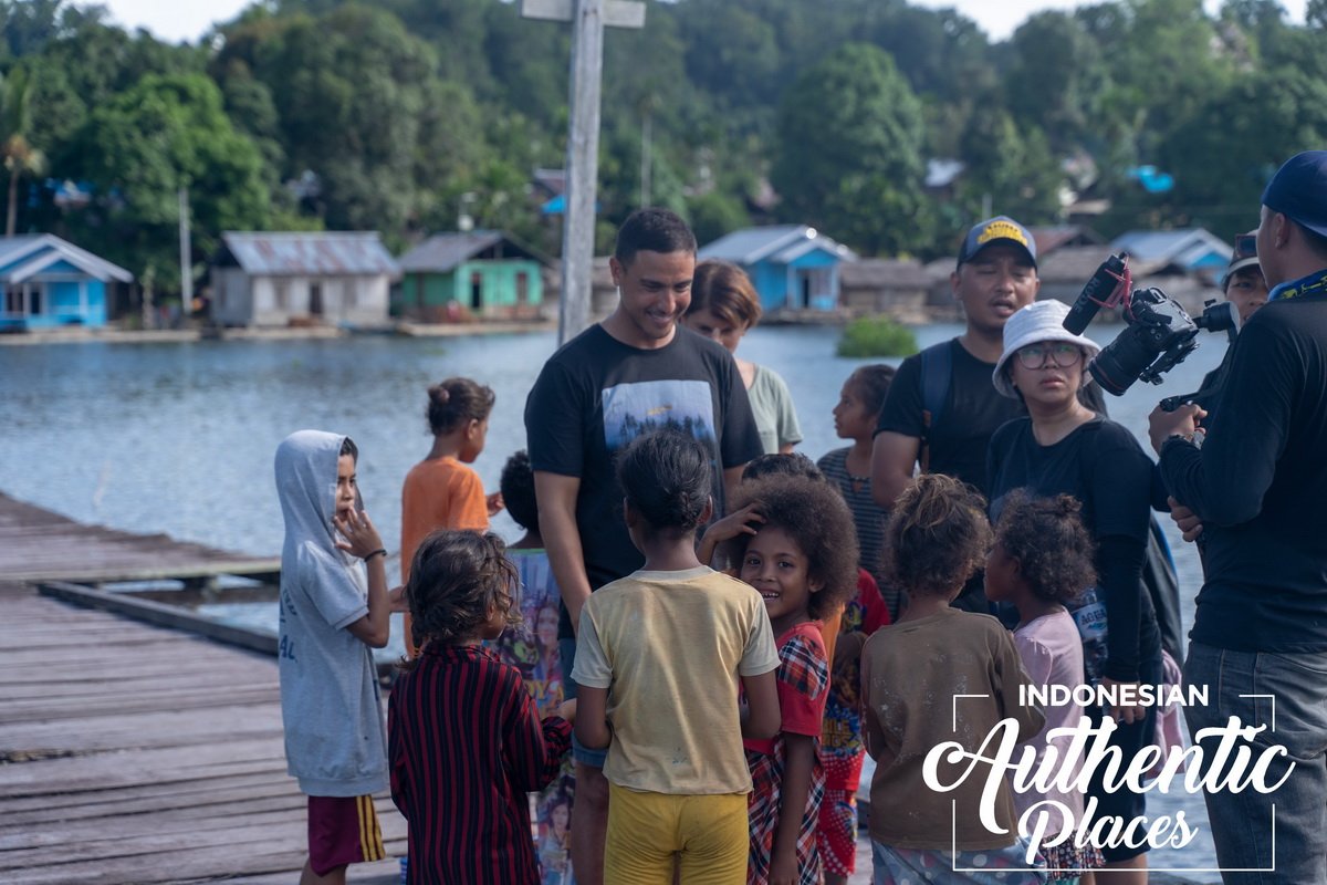 Series_MNCTV's tweet photo. . @hamishdw dan #GemalaHanafiah masih terus menelusuri keindahan pulau Misool! Kira-kira akan kemana lagi mereka? Nantikan serunya sekarang di #INDONESIANAUTHENTICPLACES @official_MNCTV. https://t.co/2O2fGmwhTs