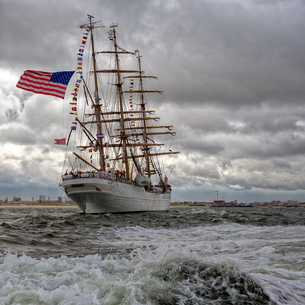 OvingeRoel's tweet photo. US Coast Guard Cutter "Barque" Eagle @ Sail op Scheveningen ---
EN - Arrival at port | DE - Aankomst bij de haven | DE - Ankunft am Hafen ---
#USCG #Kustwacht #SailopScheveningen #TallShips https://t.co/3IkXYlaMMz