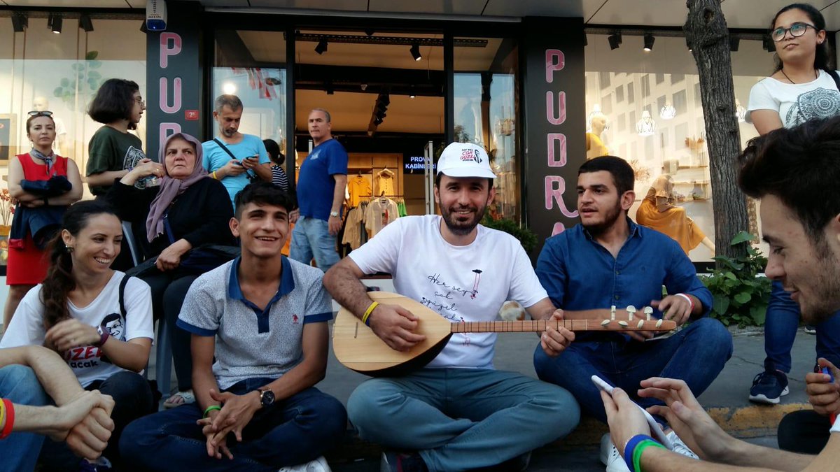 gonulluist's tweet photo. Her zaman gülümseyin. Sevgi dilinden asla ayrılmayın. 💜

#HerŞeyÇokGüzelOlacak https://t.co/MrLFMEiz3O