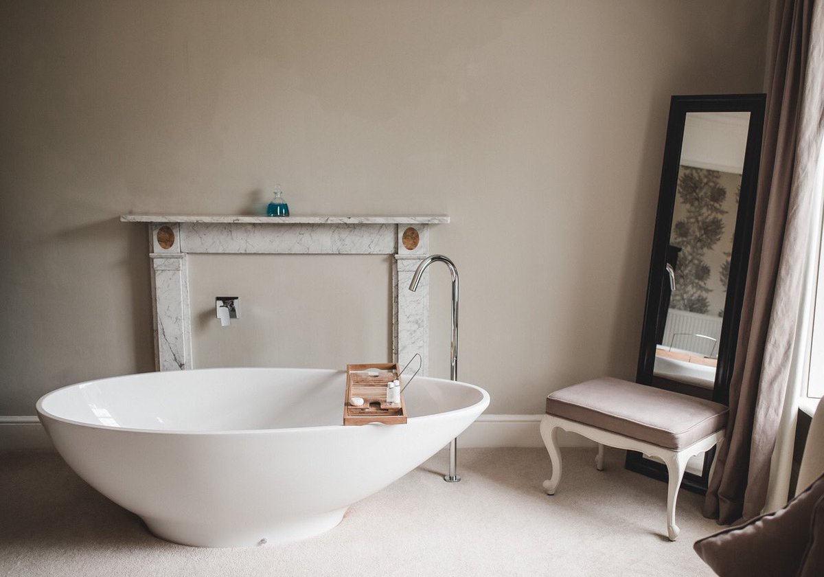 Free standing bath of dreams in our Samphire suite 🤩💖👏🛁 the ultimate luxury!  #luxuryhoteldesign #luxuryhotel #freestandingbath #bathgoals #hotelroom #hotelsuite #norfolkmead #luxurystay #bolthole #minibreak #hotelbath #weekendgetaway ✨