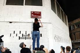 pjuvilla's tweet photo. A la imatge de la retirada de la darrera placa franquista dels carrers de Lleida poseu-hi SEMPRE aquesta https://t.co/MvU8QKdyZ9