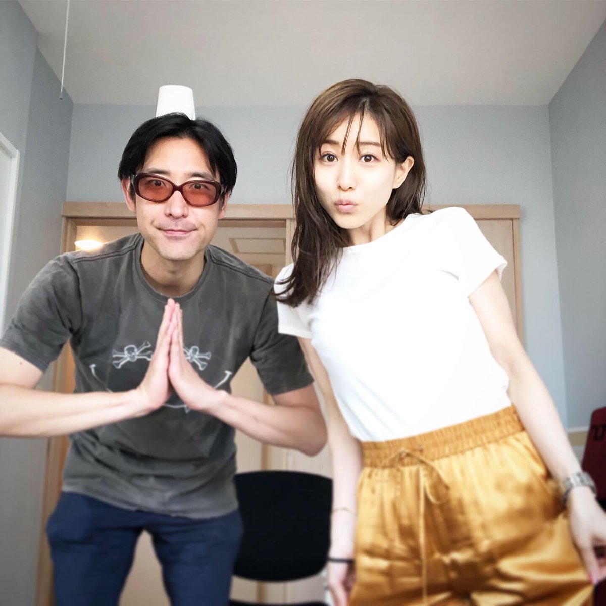 小宮山雄飛 ホフディランであり スマイルスデイビス 田中みな実が なぜか微妙にアラジン風の格好で事務所に遊びに来たので 僕も紙コップを頭に乗せて即席アブーで記念撮影 2人ともキャラが定まってないのが明白