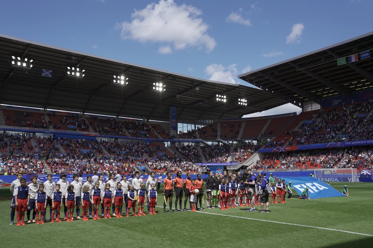 metropolerennes's tweet image. ⚽️L'affiche du 1/8e de finale qui aura lieu au @RoazhonPark est à présent connue : mardi 25 juin, à 21h, les joueuses des Pays-Bas seront opposées à celles du Japon!
 #NED #JPN #FIFAWWC #LeMomentDeBriller #Rennes
🎫Infos et billetterie 👉 fifa.com/FIFAWWC/tickets