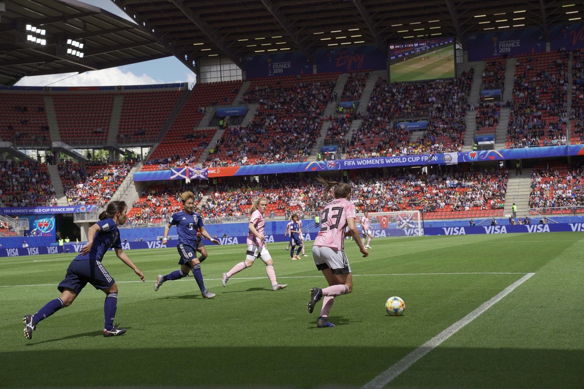 metropolerennes's tweet image. ⚽️L'affiche du 1/8e de finale qui aura lieu au @RoazhonPark est à présent connue : mardi 25 juin, à 21h, les joueuses des Pays-Bas seront opposées à celles du Japon!
 #NED #JPN #FIFAWWC #LeMomentDeBriller #Rennes
🎫Infos et billetterie 👉 fifa.com/FIFAWWC/tickets