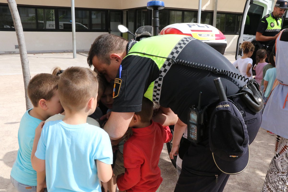Los niños y niñas han aprendido que los y las policías están para ayudarles si se pierden, ya saben que somos grandes amigos! 
________________________

Els xiquets i les xiquetes han aprés que la #Policia està per a ajudar-los si es perden, ja saben que som grans amics!