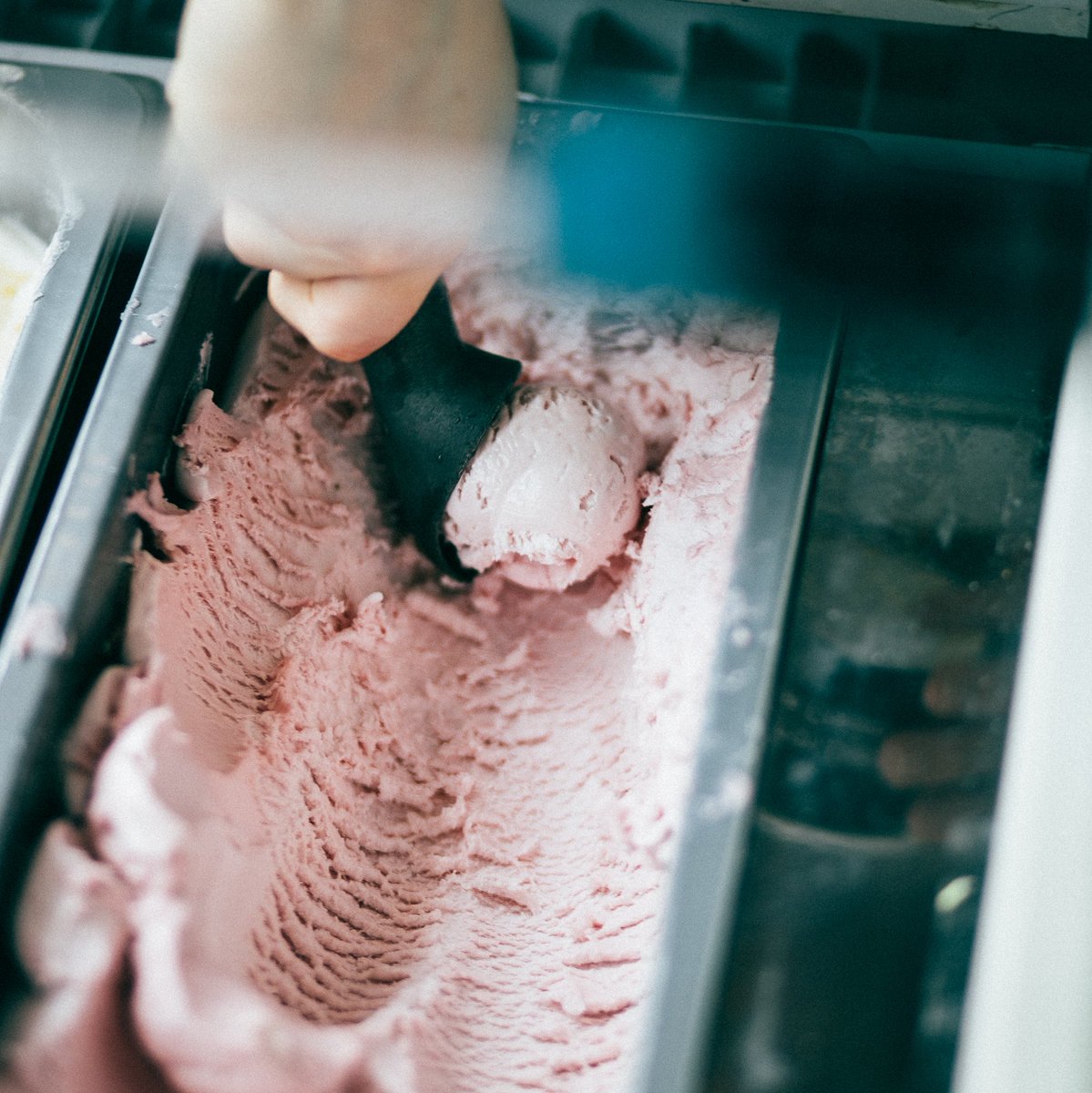 Summer's here! Make the most of it while you can and grab a scoop (or two!) of Arran ice cream from our Deli!

#arranicecream #summer #icecream #sun #standrews #food #mitchellsdeli