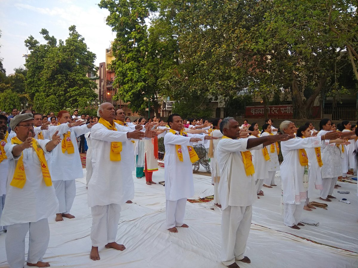 realkapur's tweet image. 5वें अंतरराष्ट्रीय योग दिवस के अवसर पर पूर्वी दिल्ली के बलदेव पार्क में वार्ड नंo 22E की पार्षद श्रीमती #RekhaDixit जी

अनारकली मंडल के अध्यक्ष श्री #RakeshGupta जी

मंडल युवा मोर्चा अध्यक्ष @dev_devrishi एवं समस्त जनता के साथ मिलकर योगाभ्यास किया

#YogaDay2019

@GautamGambhir